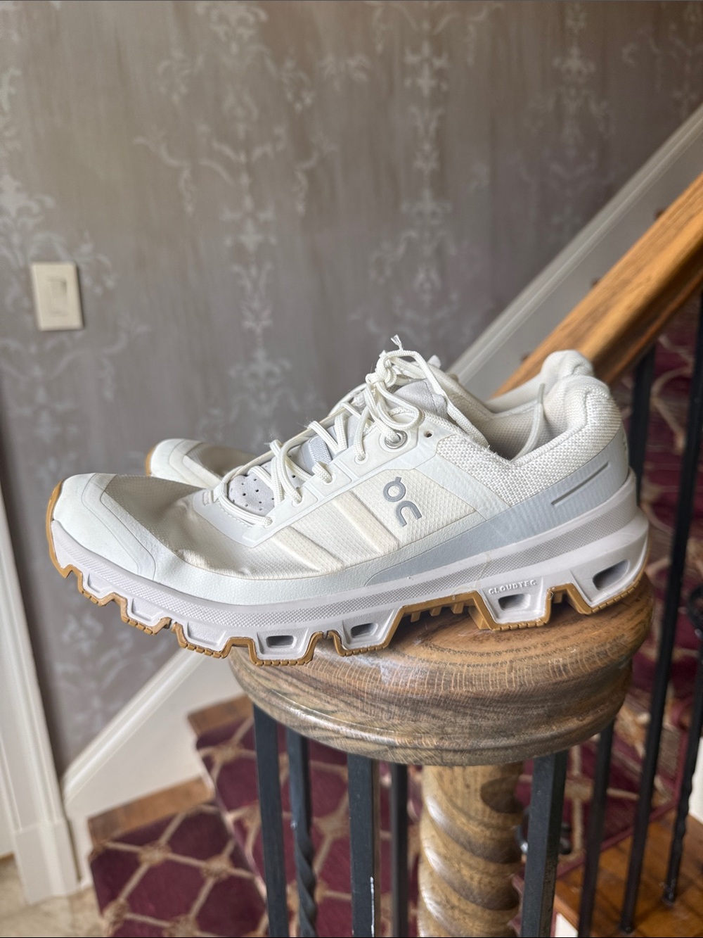 ON CLOUD RUNNING CLOUDVENTURE ladies, white sneaker size 8 1/2 very good cond - Picture 6 of 9